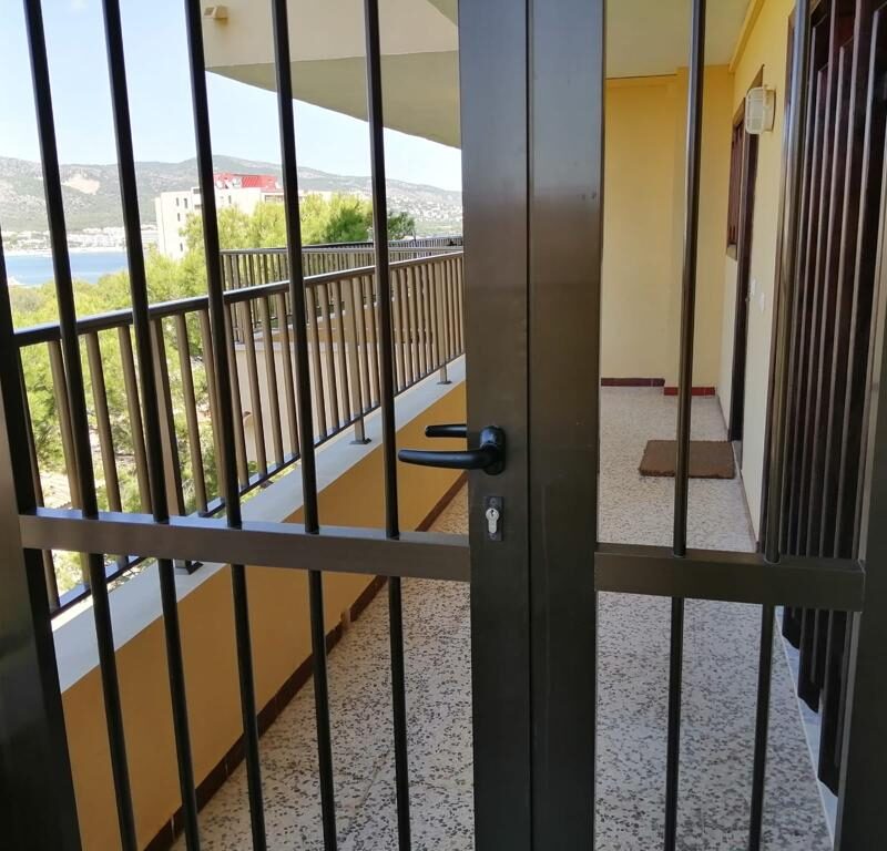 Separación puerta comunidad