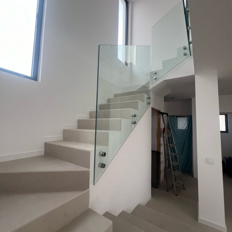 Barandilla de cristal en escalera vivienda