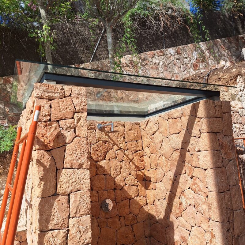 Techo de cristal sobre ducha exterior