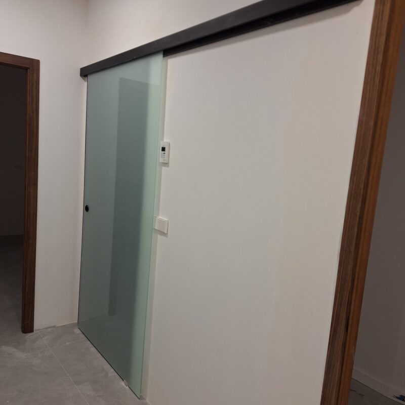 Puerta corredera mate sobre guía superior